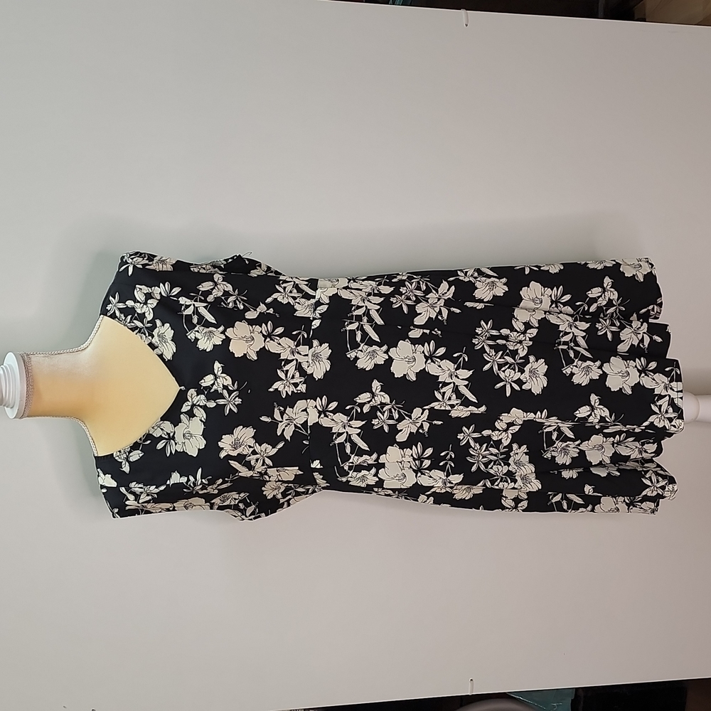 Size XL NWT VeryAnn black and off white floral sleeveless dress.    C90